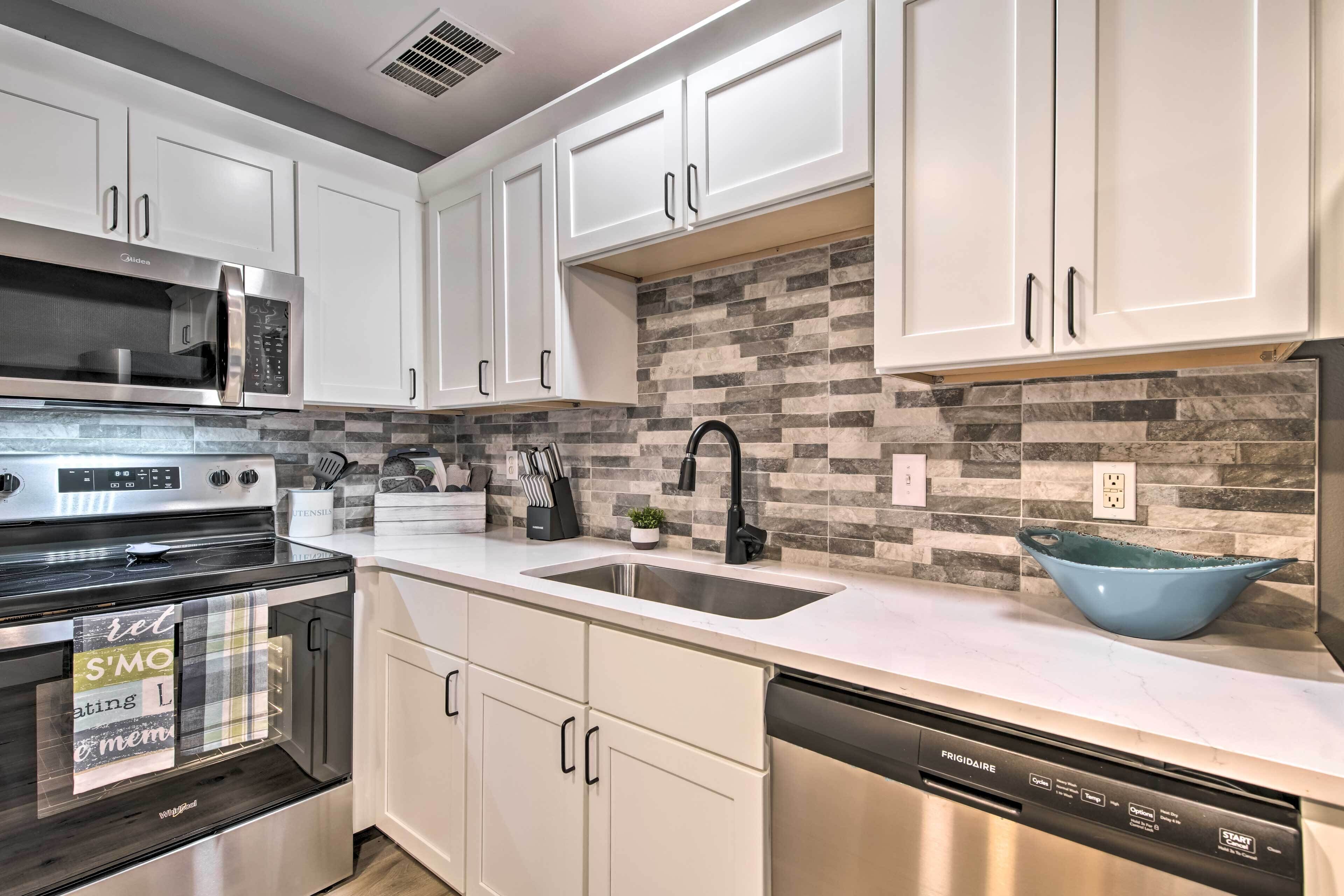 Pet-Friendly Abode, Walk to Table Rock Lake!