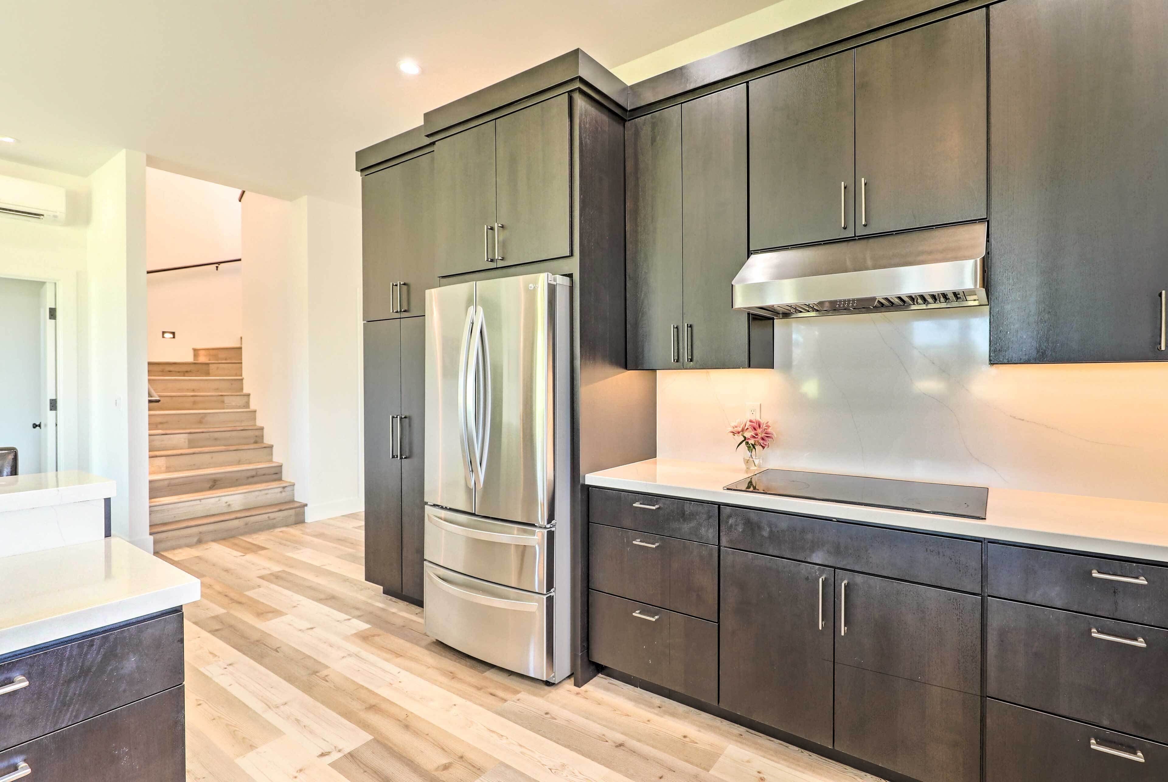 Kühlschrank, Mikrowelle, Herdplatte, Geschirrspüler