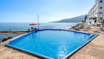 Piscina externa sazonal, funciona das 9h às 19h, guarda-sóis