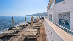 A seaside balcony with sun loungers and umbrellas, overlooking the sea. - La Perla del capo hotel (Ospedaletti)
