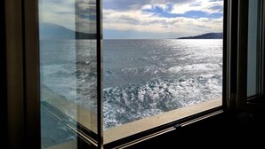 A view from a window with a clear sky and calm sea. - La Perla del capo hotel (Ospedaletti)