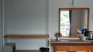 Quarto casal básico | Wi-Fi de cortesia, roupa de cama