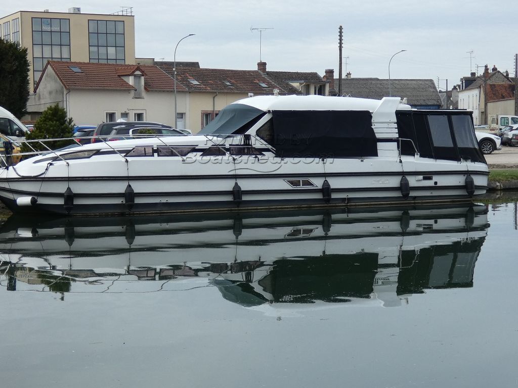 Bateau au Port en Plein Coeur de Beaucaire