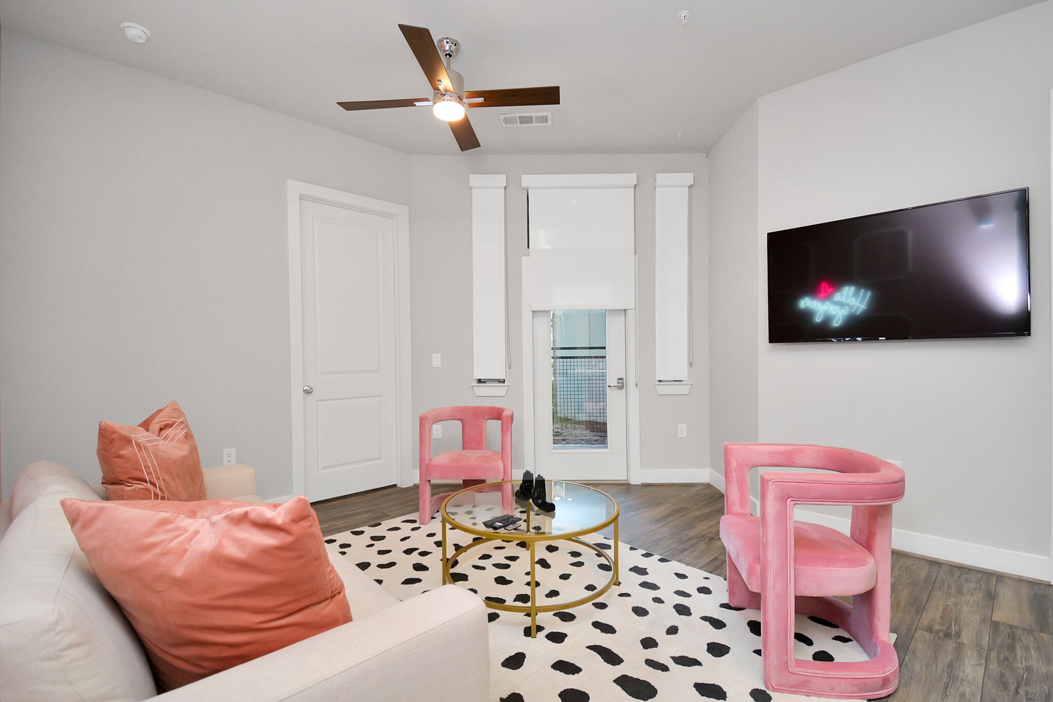 Pink Theme | Mid-Town apt w/Pool view + Sleeps 6