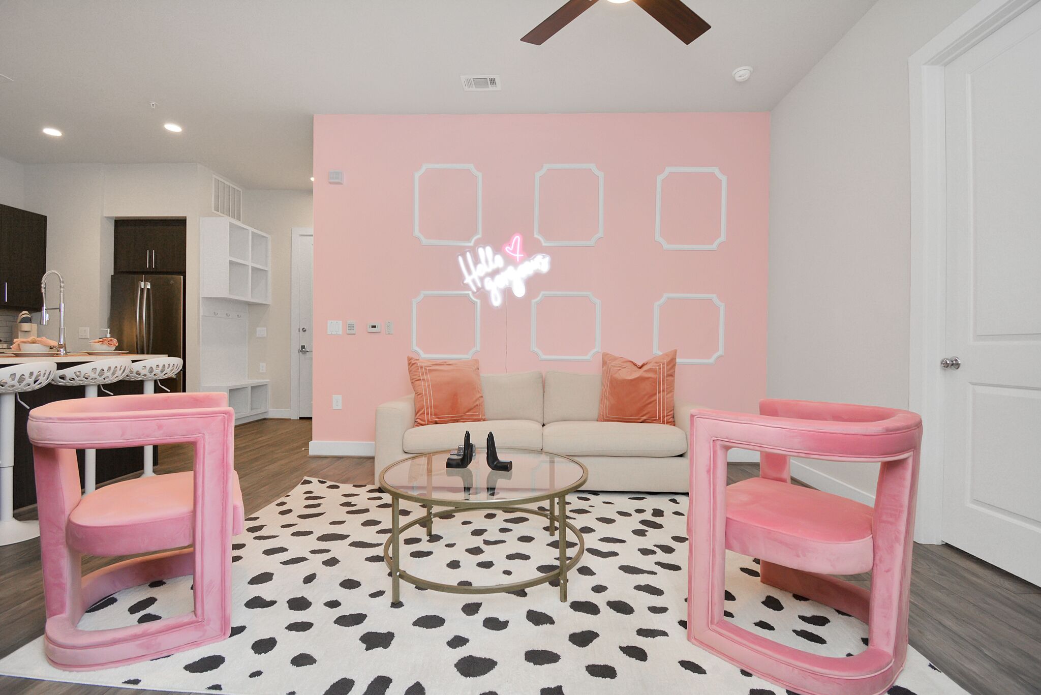 Pink Theme | Mid-Town apt w/Pool view + Sleeps 6