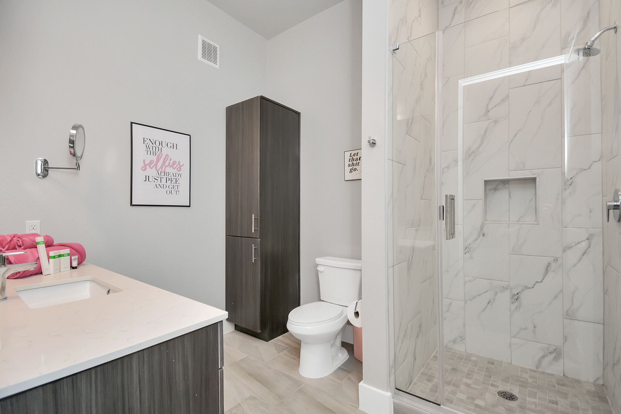 Pink Theme | Mid-Town apt w/Pool view + Sleeps 6