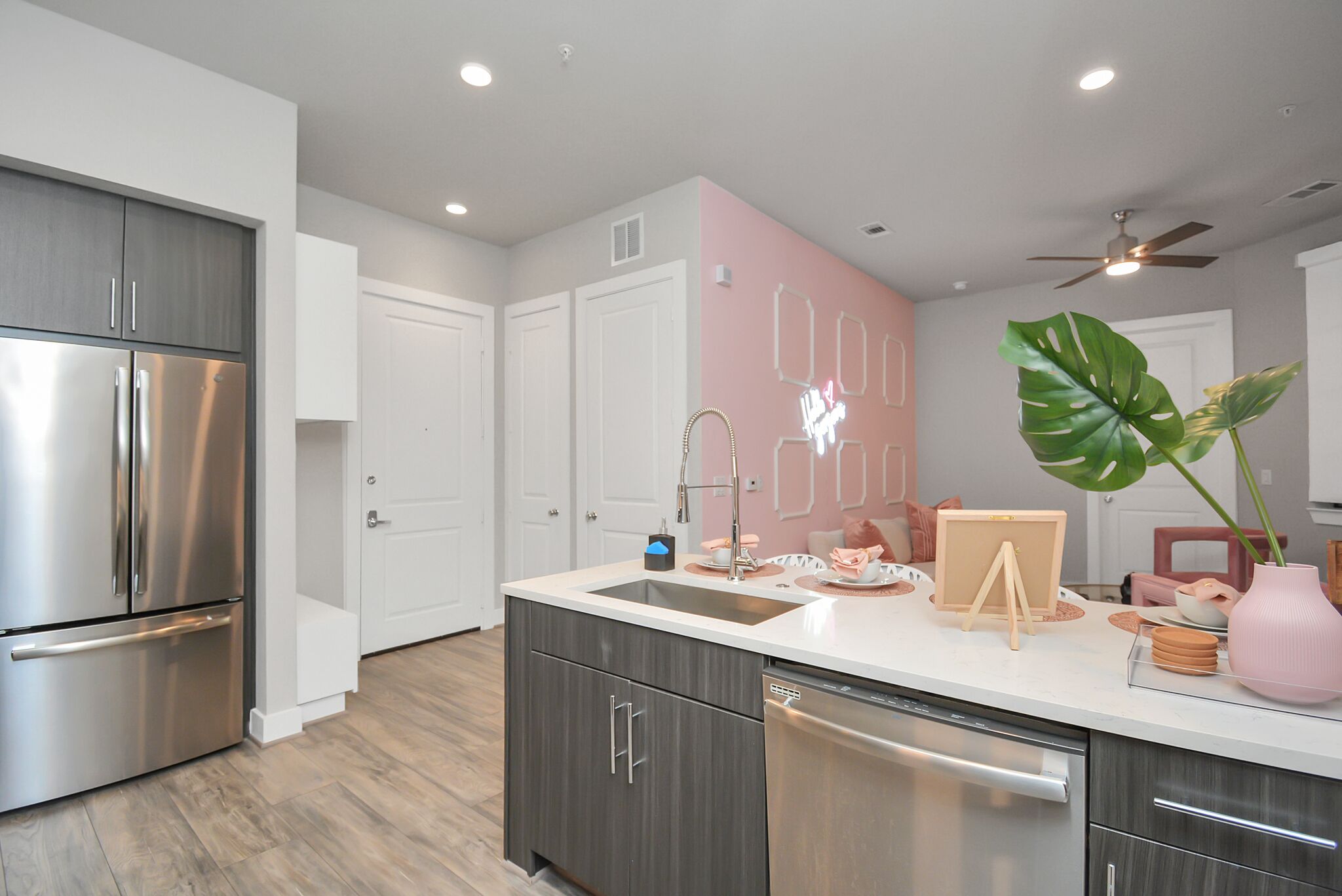 Pink Theme | Mid-Town apt w/Pool view + Sleeps 6