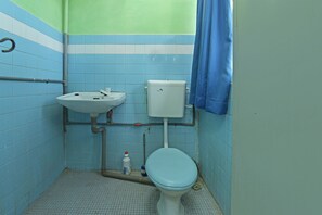 Shower, free toiletries, towels - Spot On 90625 Super Green Grass Hotel (Batu Pahat)