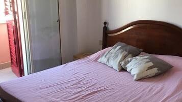 1 camera, una scrivania, ferro/asse da stiro