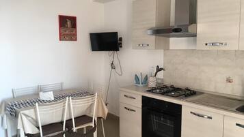 Frigorifero, forno, piano cottura, pentole/stoviglie/utensili