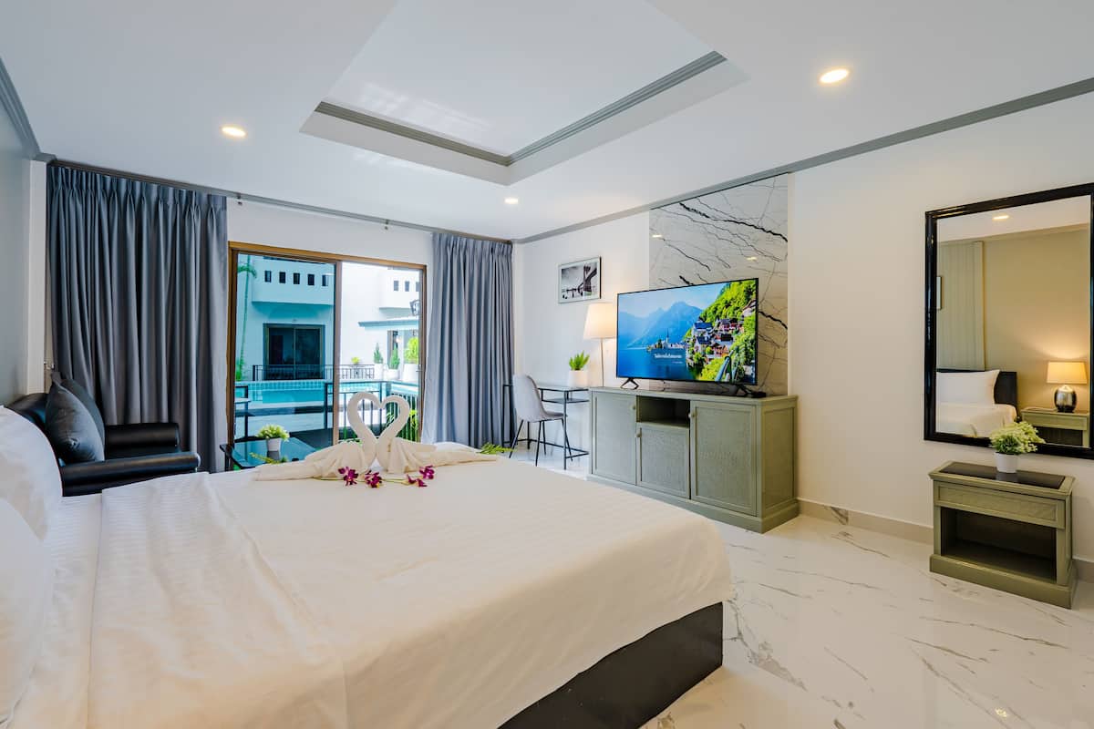 Deluxe Room, 1 King Bed, Non Smoking | In-room safe, individually decorated, desk, laptop workspace