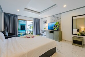 Deluxe Room, 1 King Bed, Non Smoking | In-room safe, individually decorated, desk, laptop workspace - DEL MAX resort Pattaya (Pattaya)