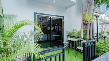 Quarto luxo, 1 cama King, para não fumantes | Terraço/pátio