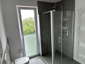 Dusche, Haartrockner, Handtücher, Seife