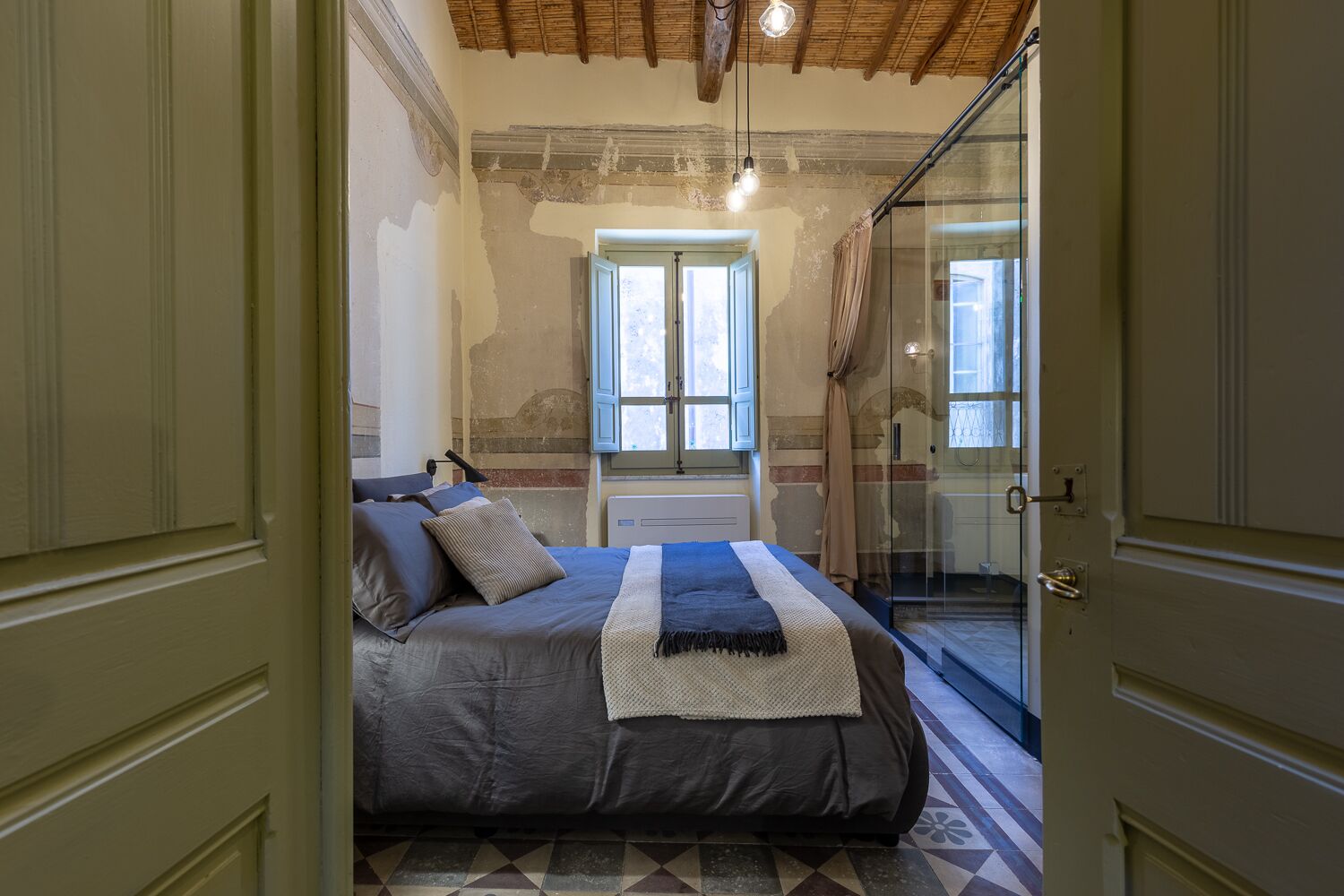 LADIRI-ANCIENT RESIDENCE IN RAW EARTH