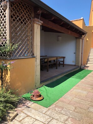 Outdoor dining - Large two-room apartment on the first floor, with balcony and bathroom.  (Cabras)