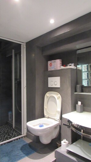 Shower, hair dryer, towels, soap - 1 min to the centre of the port of Nice. 7 mins from Beach 2 mins to tram stop (Nice)