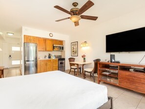 1 bedroom, iron/ironing board, internet - Park Views w/Kitchenette, Lanai - Waikīkī Shore #415 (Honolulu)