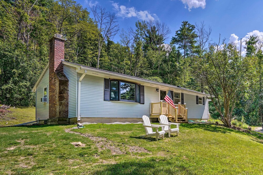 Stockbridge Home: Walk to Town Beach!