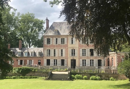 Front of property. Chateau de Bouillancourt en Sery