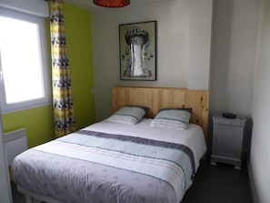 2 bedrooms, iron/ironing board, bed sheets