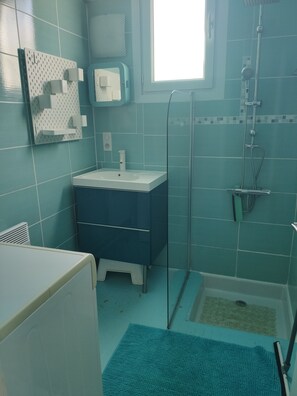 Douche, sèche-cheveux, papier toilette