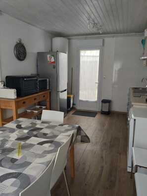 Kylskåp, mikrovågsugn, ugn och spishäll
