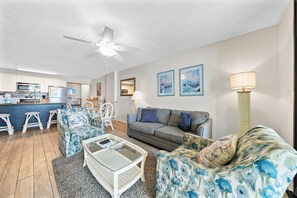 Condo com design assinado, várias camas, sacada, vista para o oceano | Sala de estar | Smart TV 42 polegadas com canais a cabo, TV