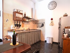 Køleskab, mikrobølgeovn, ovn, kaffe-/temaskine