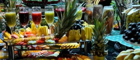 Ein reichhaltiges Buffet mit verschiedenen Früchten und Getränken.