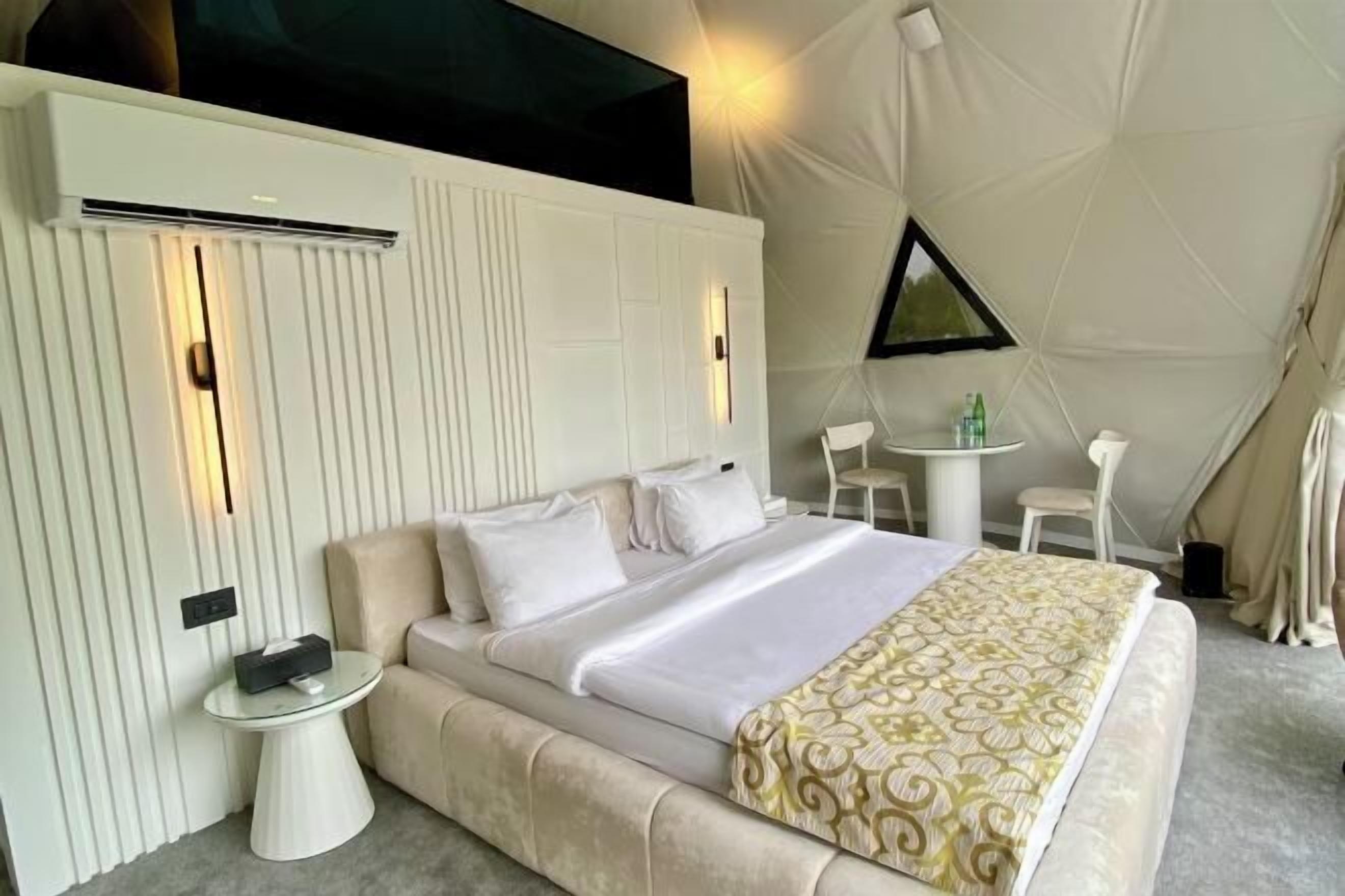 Frette Italian sheets, premium bedding, minibar, in-room safe