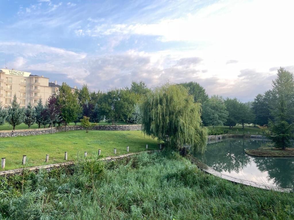Een hotel met een groot gebouw waarop 