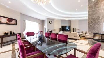 1 bedroom, Frette Italian sheets, premium bedding, minibar