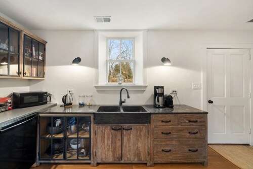 super cosy cottage with high speed internet!