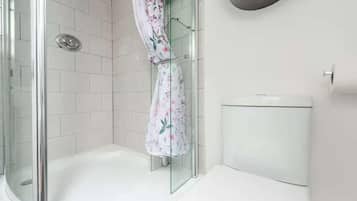 Apartment | Bathroom | Shower, hair dryer, towels