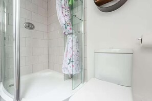 Apartment | Bathroom | Shower, hair dryer, towels