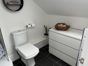 Apartment | Bathroom | Shower, hair dryer, towels