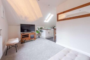 Apartment | Living area - Cosy Village Apartment in Nottingham With Parking (Nottingham)