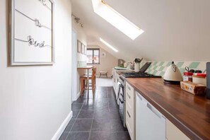 Apartment | Private kitchen | Fridge, microwave, oven, stovetop - Cosy Village Apartment in Nottingham With Parking (Nottingham)