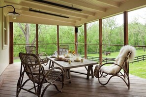 Outdoor dining - Hunters Retreat with High Speed Internet (Middleburg)