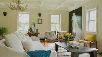 Smart-tv, een open haard en een printer