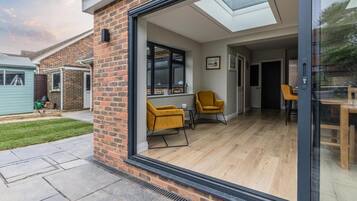 House | 3 bedrooms, travel cot