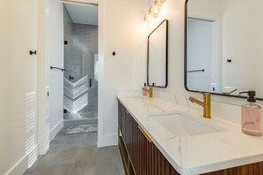 Baignoire, séchoir à cheveux, serviettes fournies