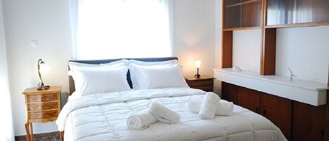 2 bedrooms, desk, iron/ironing board, WiFi