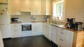 Hus | Eget kök | KylskÄp och grytor/köksredskap