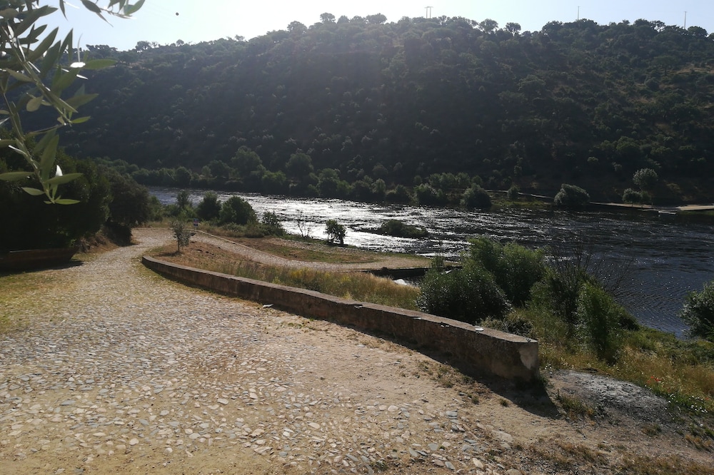 Country house with 2 floors in front of the Tagus River