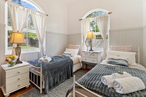 4 slaapkamers, een strijkplank/strijkijzer, gratis wifi, beddengoed