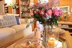 DVD player, books - Guesthouse in the Heart of Tyalgum (Tyalgum)