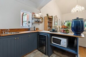 Fridge, microwave, coffee/tea maker, electric kettle - Guesthouse in the Heart of Tyalgum (Tyalgum)