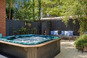 Outdoor spa tub - Guesthouse in the Heart of Tyalgum (Tyalgum)